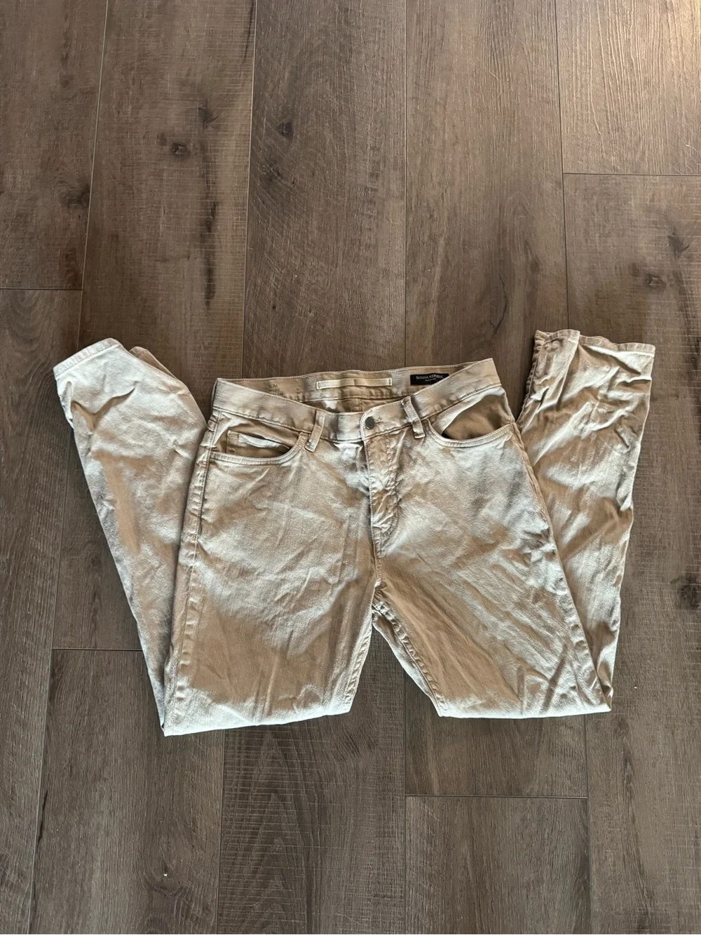 Banana Republic Men’s Traveler Chinos in Light Khaki (31x30; slim fit)